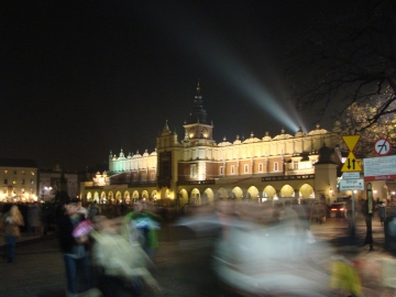 Vista nocturna de la Lonja de los Paños en la Plaza Principal del Casco Antiguo de Cracovia