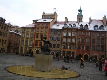Fuente de la Sirena en la Plaza Principal del Casco Antiguo en Varsovia