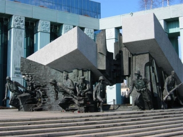 Monumento del Levantamiento de Varsovia en el centro de la ciudad