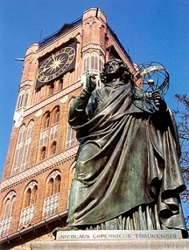 Torre del Ayuntamiento y estatua de Copérnico en el casco antiguo de la ciudad